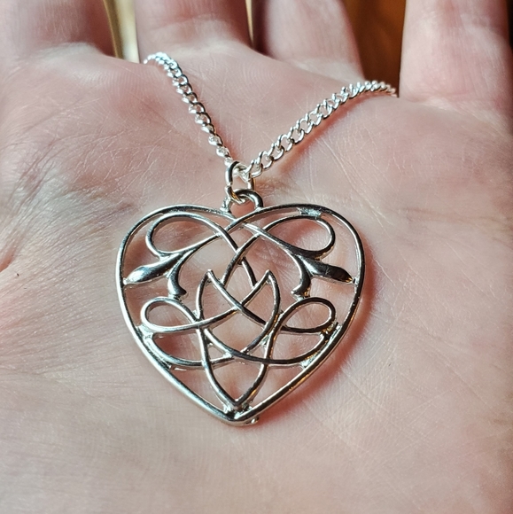 NWOT Silver Celtic Knot Heart Necklace - Picture 8 of 9